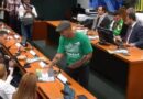 Homem com camisa do Hamas faz panfletagem em sessão da Câmara