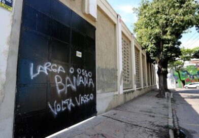 Muros de São Januário amanhecem pichados com ameaças à 777